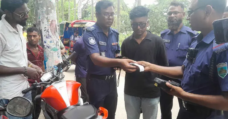 কিশোরকে জরিমানা করছেন ট্রাফিক সার্জেন্ট